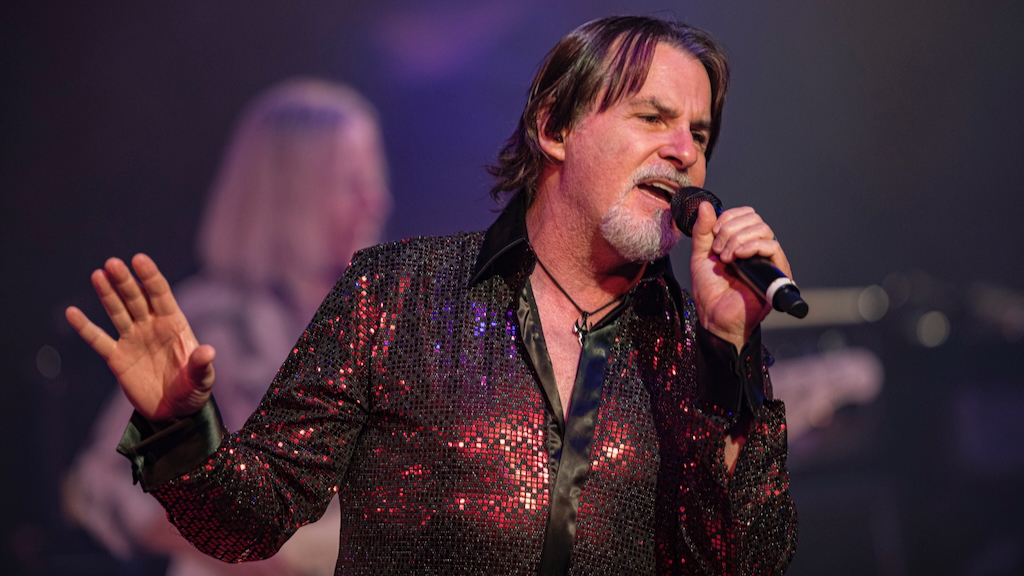 Tommy DeCarlo mit Boston am 9. Dezember 2023 bei Alice Cooper's 21st Annual Christmas Pudding in Phoenix, Arizona